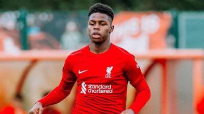 Keyrol Figueroa firmó su primer contrato profesional con el Liverpool de la Premier League de Inglaterra.
