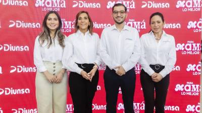 Los ejecutivos de Diunsa, encabezados por Mario Alejandro Faraj, jefe de mercadeo, presentan con entusiasmo la campaña “Para mamá, lo mejor”.