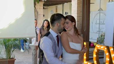 Dani Cuesta y su pareja sentimental viven una pesadilla en lo que pintaba para una luna de miel perfecta en Singapur. El rebelarse contra el presidente de su amado equipo los tiene metido en problemas.