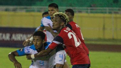 Antony Choco Lozano fue bien marcado por la zaga de Cuba.