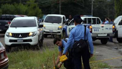 Miembros de la Policía Nacional llegaron a acordonar la escena del crimen del guardia de seguridad.