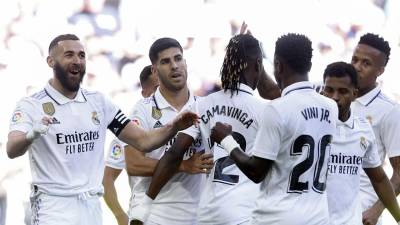 Karim Benzema celebra con sus compañeros uno de los goles que ha marcado en el triunfo del Real Madrid ante el Valladolid.
