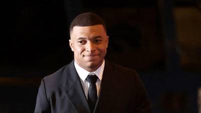 Kylian Mbappé tomó este 21 de febrero la decisión de viajar a Barcelona en medio de los rumores que lo colocan ya como jugador del Real Madrid.