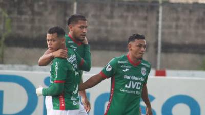 Javier Rivera celebra con Damín Ramírez y Alexy Vega su gol en Tocoa.