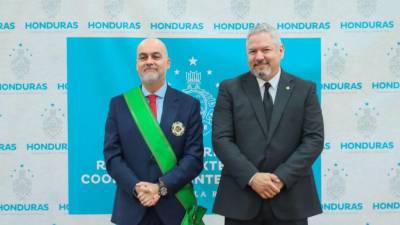 El canciller Eduardo Reina lideró el evento de condecoración.