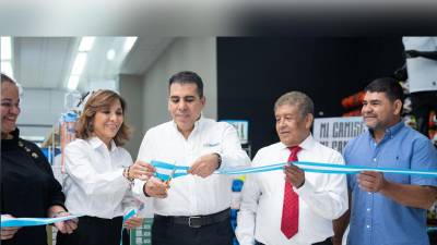 Ejecutivos de Diunsa presentes en la inauguración de la nueva tienda en Tocoa.