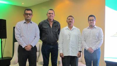 El ingeniero José Avilez, presidente de la Junta Directiva capítulo noroccidental del CICH, junto a los conferencistas hondureños Mario Pineda, Julio Gonzáles y Orlando Avendaño.