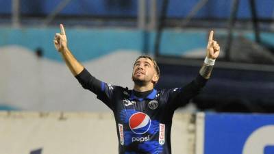 Agustín Auzmendi celebrando su gol de penal para el 1-0 del Motagua contra el Marathón.