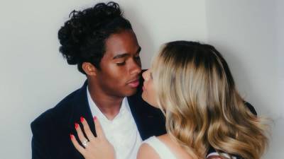 El joven brasileño del Real Madrid, Endrick, dejó a todos boquiabiertos al contraer matrimonio a los 18 años con su novia modelo Gabriely Miranda. Pero un detalle sobresalió en la boda del futbolista y generó muchos comentarios.