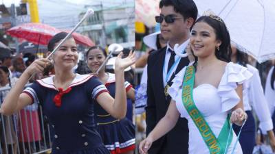 Dos de las estudiantes que se han robado suspiros en los desfiles de El Progreso, Yoro.