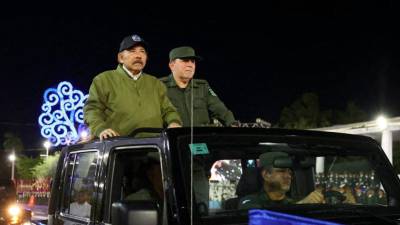 Presidente Daniel Ortega junto al comandante en jefe del ejército, general Julio César Avilés saludando a las tropas durante un desfile militar para conmemorar el 44° aniversario de la fundación del Ejército de Nicaragua.