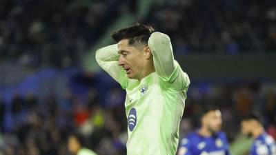 El delantero polaco del FC Barcelona, Robert Lewandowski, se lamenta durante el partido contra el Getafe.