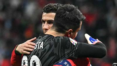 Cristiano Ronaldo se abrazó con Diogo Costa, el héroe de Portugal en los penales, tras clasificar a cuartos de final de la Eurocopa 2024.