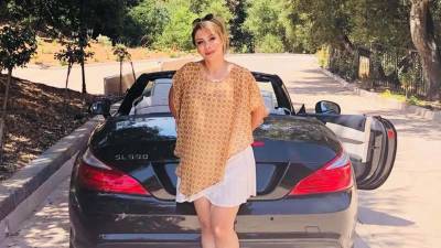 Shamim Mafi, de 44 años, fue arrestada en el Aeropuerto Internacional de Los Ángeles acusada de tráfico de armas.