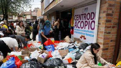 Cientos de voluntarios se organizaron en Bogotá este viernes para recolectar ayuda humanitaria para enviar a Venezuela tras los dos terremotos de magnitud 7,2 y 7,5 que sacudieron al país vecino y cuyos daños aún se contabilizan.