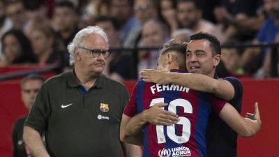 Fermín López celebró su gol con Xavi Hernández.