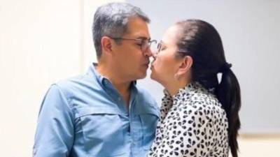 La exprimera dama Ana García aseguró este miércoles que su familia se prepara para recibir al expresidente Juan Orlando Hernández, quien anunció su retorno a Honduras para el próximo domingo 26 de julio, luego de la suspensión provisional de la orden de captura y la alerta roja internacional en su contra.
