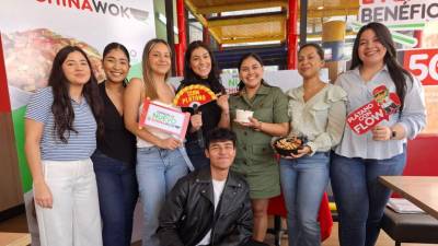 El equipo de Grupo Comidas durante el lanzamiento del Pollo Kung Pao y los Plátano en Gloria, en la sucursal de Jardines, en San Pedro Sula.