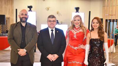 Pedro Pinto, Roger Mauricio Valladares, Idania Maldonado y Margory Zapata compartieron una velada marcada por la camaradería y el espíritu navideño.