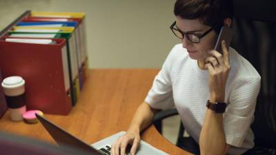 Una estudiante revisa su información en un ordenador personal.