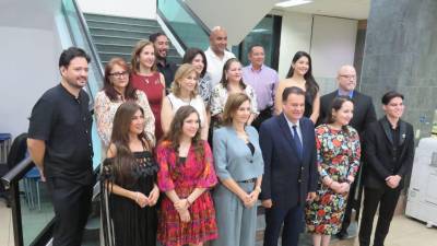 Un total de 19 destacados artistas reúnen sus propuestas visuales para capturar el dinamismo y el color de la capital industrial.