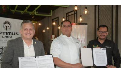 Autoridades de Optimus Card, Italo Gelateria y Optimus Card durante el evento de presentación de la alianza entre las tres instituciones.