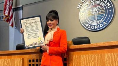 La artista Maribel Guardia recibiendo su reconocimiento.