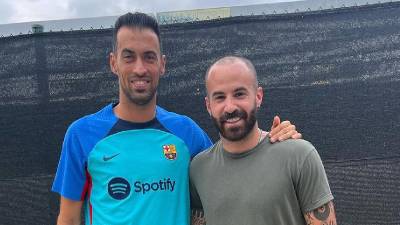 Marc Crosas junto al jugador del Barcelona, Sergio Busquets.