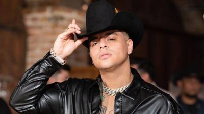 La mañana de este viernes 23 de octubre el cantante de música regional mexicana, Eduin Caz, vocalista de Grupo Firme, apareció en las principales portadas de los medios del entretenimiento después de que se confirmó que fue hospitalizado para ser sometido a una cirugía.
