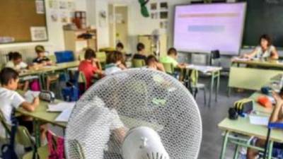 Muchas escuelas del sector público no cuentan con espacios climatizados idóneos, algunos apenas disponen de ventiladores y otros aunque tiene aires acondicionados, no están en buen estado.