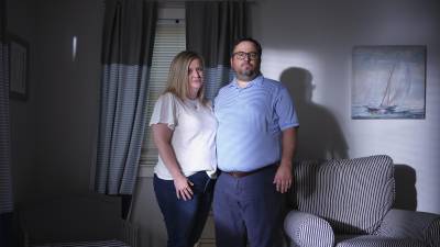 Tyler Cestia con su esposa, Pamela Cestia, en su casa de Nueva Iberia, Luisiana.
