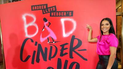 La actriz dominicana Linedy Genao posa hoy junto al cartel publicitario del musical Bad Cinderella en el Teatro Imperial en Nueva York (EE.UU).