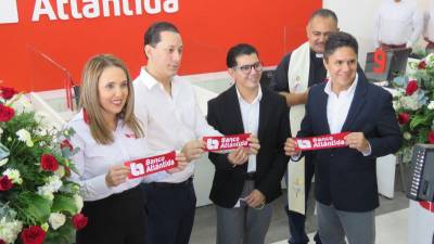 Autoridades de Banco Atlántida durante el acto de inauguración de la nueva agencia en Plaza Masdeval, ubicada en el Boulevard Mackey, en San Pedro Sula.