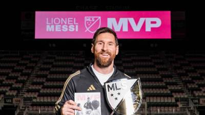 Leo Messi posando con su premio al Jugador Más Valioso (MVP) de la MLS.