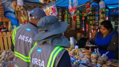 La Agencia de Regulación Sanitaria (Arsa) es la institución responsable de vigilar, inspeccionar y regular los establecimientos, productos y servicios que inciden en la salud pública en Honduras. Entre sus principales funciones figuran la emisión de registros y licencias sanitarias, la supervisión del cumplimiento de las normas de higiene y la verificación de las buenas prácticas en la manipulación de alimentos, medicamentos y otros productos sujetos a regulación.