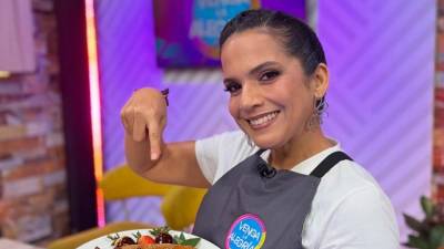 La muerte de la reconocida chef y presentadora hondureña Sandra Díaz del Valle continúa generando conmoción en el país, mientras las autoridades esperan los resultados de la autopsia que determinará la causa exacta de su fallecimiento.