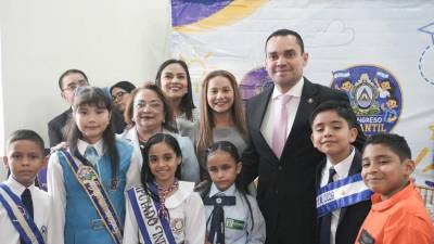 El presidente del Congreso Nacional, Tomás Zambrano, junto a los niños diputados.