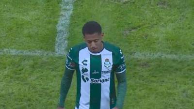 Antony Choco Lozano al momento de irse del campo de juego tras ser expulsado en el Chivas vs Santos Laguna.