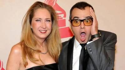 El cantante y compositor mexicano Aleks Syntek confirmó entre lágrimas su separación de Karen Coronado, con quien compartió 25 años de matrimonio y formó una familia con dos hijos.