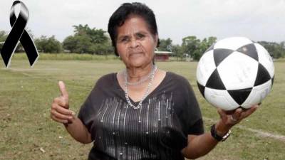 Antonia Lara Aparicio fue una mujer entregada al fútbol en La Lima, Cortés, y fue la entrenadora que dirigió a Carlos Pavón en sus inicios.