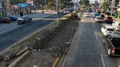 La municipalidad colocó un rótulo que indica que en la mediana se hará una bahía vehicular.