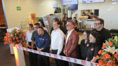 La cadena estadounidense Big Chicken inauguró su primera sucursal en San Pedro Sula, ubicada en Plaza Masdeval, marcando su ingreso oficial al mercado hondureño.