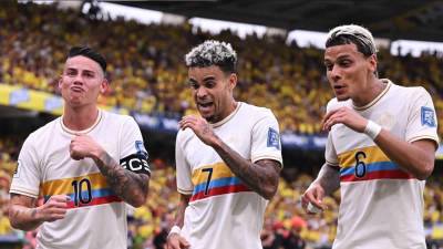 James Rodríguez, Luis Díaz y Richard Ríos celebrando con bailecito la goleada de Colombia ante Chile.