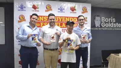 Daniel Goldstein, Jeremy Lampman, Shin Fujiyama y Andrew Goldstein durante el lanzamiento de la campaña “Construyendo Escuelas”.