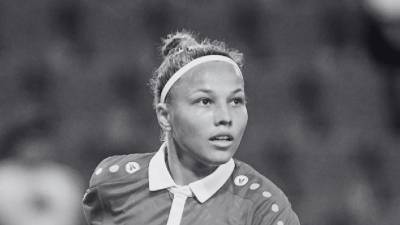 El mundo del deporte está de luto nuevamente tras el fallecimiento de una futbolista de una forma trágica.