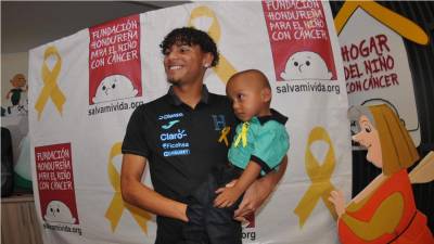 David Ruiz se mostró emocionado en la visita de los jugadores de la Selección de Honduras a la Fundación del Niño con Cáncer.