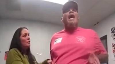 La oficial de seguridad escolar sufrió conmoción cerebral en altercado con padres en Florida.