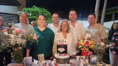 Familia. Dora Morales junto a sus hijos Marlon, Karol, Moisés, Víctor y Milton.