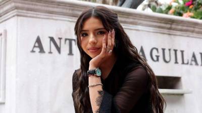 Ángela Aguilar abrió su corazón durante una conversación con el periodista y amigo Jomari Goyso, con quien habló sobre algunos de los retos que ha enfrentado a lo largo de su trayectoria, particularmente por haber crecido bajo el peso de uno de los apellidos más reconocidos de la música mexicana.