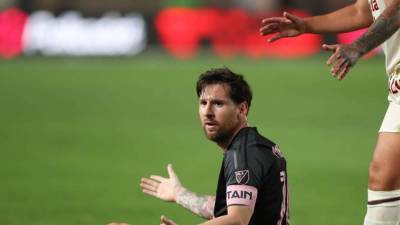 Lionel Messi se queja de una falta durante el duelo Universitario de Deportes vs Inter Miami.